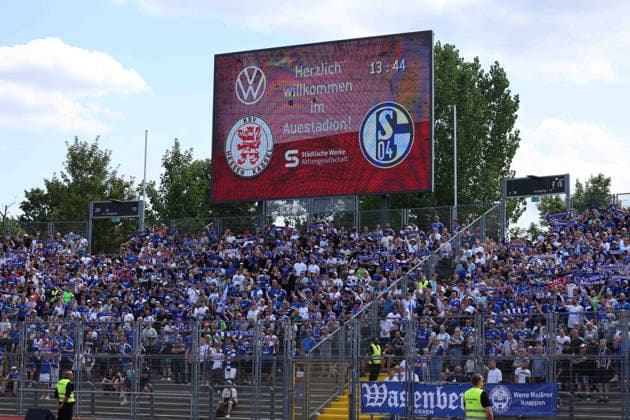 Kassel, Deutschland 01. August 2026: Testspiel - 2026 2027 - KSV Hessen Kassel gegen FC Schalke 04 Im Bild: Fankurve Schalke 04 im Auestadion Kassel Auestadion Hessen Copyright: xFotostandx xFabianxWernerx