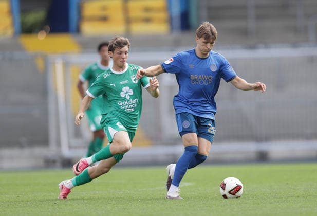 Tristan Wagner (Eintracht Braunschweig) im Duell mit Quentin Benaets (La Louviere) Fussball, Herren, Saison 2026 2027 2.BL, Eintracht Stadion, Eintracht Braunschweig gegen RAAL La Louviere, Saisonvorbereitung, Testspiel, 0-0 DFL REGULATIONS PROHIBIT ANY USE OF PHOTOGRAPHS AS IMAGE SEQUENCES AND OR QUASI-VIDEO.