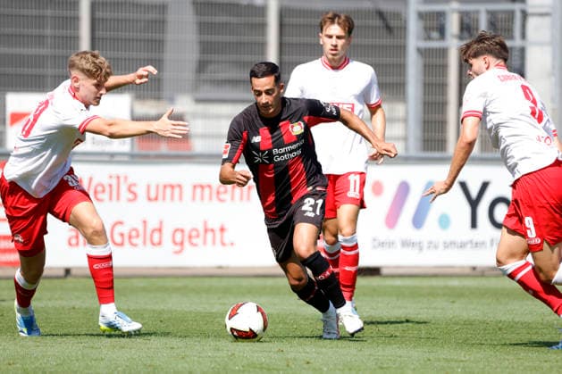 Leverkusen, Deutschland, Germany 1. Fussball Bundesliga, Saison 2026 2027 Testspiel Bayer 04 Leverkusen : Rot-Weiss Essen 3-0 am 01. 08. 2026 im Ulrich - Haberland Stadion in Leverkusen Gianluca SWAJKOWSKI (RWE), Lucas VAZQUEZ ( LEV) , Noah PESCH (RWE) und Jaka Äauber PotoÄnik (RWE) v.li.n.re.- Photo: Norbert Schmidt, Duesseldorf