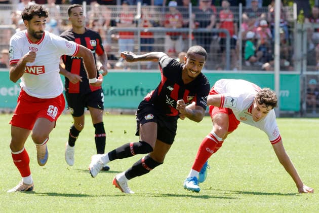 Leverkusen, Deutschland, Germany 1. Fussball Bundesliga, Saison 2026 2027 Testspiel Bayer 04 Leverkusen : Rot-Weiss Essen 3-0 am 01. 08. 2026 im Ulrich - Haberland Stadion in Leverkusen Ekin Ã‡elebi (RWE) li.- ARTHUR (LEV) und Max Geschwill (RWE) v.li.n.re.- Photo: Norbert Schmidt, Duesseldorf