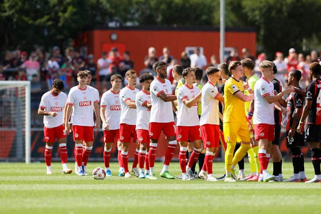 Fußball Testspiel Bayer 04 Leverkusen - Rot-Weiss Essen am 01.08.2026 im Ulrich-Haberland-Stadion in Ulrich-Haberland-Stadion Mannschaft von Rot-Weiss Essen