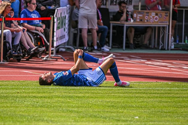 01.08.2026, Fussball, Saison 2026 2027, Testspiel, KSV Hessen Kassel - FC Schalke 04, Dejan Ljubicic (FC Schalke 04) fasst sich ans Knie xRHR-FOTO YYx Copyright: KROEGER RHR-FOTOx RHR-FOTO YY