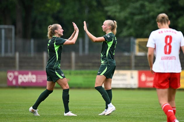 Fußball I Frauen I Saison 2026-2027 I Freundschaftsspiel I RB Leipzig - VfL Wolfsburg I 01.08.2026 Torjubel Janina Minge (6, VfL Wolfsburg) gratuliert Torschützin Ella Peddemors (5, VfL Wolfsburg) und klatscht mit ihr ab Markranstädt Rasenplatz, Stadion am Bad Großfeld, Am Stadtbad 30 Sachsen Deutschland Copyright: xLobeca InesxHähnelx