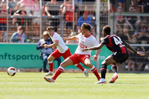 Fußball Testspiel Bayer 04 Leverkusen - Rot-Weiss Essen am 01.08.2026 im Ulrich-Haberland-Stadion in Ulrich-Haberland-Stadion Jeanuel Belocian ( Bayer 04 Leverkusen ), Marvin Obuz ( Rot-Weiss Essen )