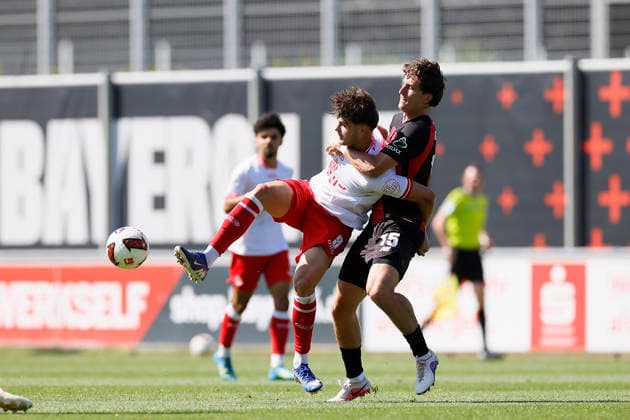 Fußball Testspiel Bayer 04 Leverkusen - Rot-Weiss Essen am 01.08.2026 im Ulrich-Haberland-Stadion in Ulrich-Haberland-Stadion Jaka Cuber Potocnik ( Rot-Weiss Essen ), Tim Oermann ( Bayer 04 Leverkusen )
