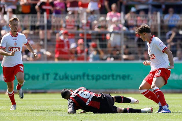Fußball Testspiel Bayer 04 Leverkusen - Rot-Weiss Essen am 01.08.2026 im Ulrich-Haberland-Stadion in Ulrich-Haberland-Stadion Marvin Obuz ( Rot-Weiss Essen ), Equi Fernandez ( Bayer 04 Leverkusen ), Jaka Cuber Potocnik ( Rot-Weiss Essen )