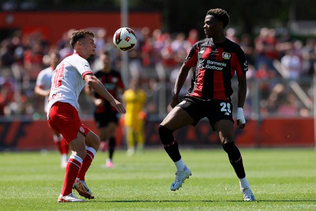 Fußball Testspiel Bayer 04 Leverkusen - Rot-Weiss Essen am 01.08.2026 im Ulrich-Haberland-Stadion in Ulrich-Haberland-Stadion Marvin Obuz ( Rot-Weiss Essen ), Farid Alfa-Ruprecht ( Bayer 04 Leverkusen )