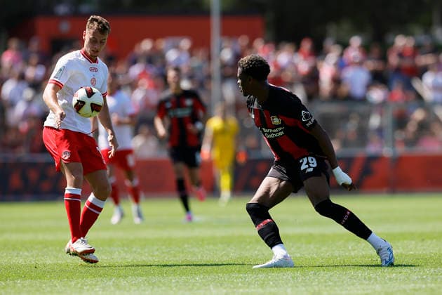 Fußball Testspiel Bayer 04 Leverkusen - Rot-Weiss Essen am 01.08.2026 im Ulrich-Haberland-Stadion in Ulrich-Haberland-Stadion Marvin Obuz ( Rot-Weiss Essen ), Farid Alfa-Ruprecht ( Bayer 04 Leverkusen )