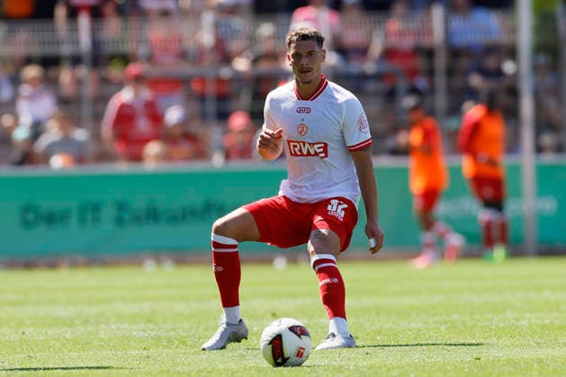 Fußball Testspiel Bayer 04 Leverkusen - Rot-Weiss Essen am 01.08.2026 im Ulrich-Haberland-Stadion in Ulrich-Haberland-Stadion Luca Bazzoli ( Rot-Weiss Essen )