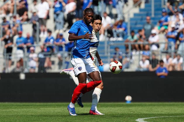 2026.08.01 Darmstadt, Testpiel SV Darmstadt 98 - FC Portsmouth v.l. Dia Madiodio (Norwich City FC), Hojae Lee (SV Darmstadt 98) battles for the Ball Copyright: HMBxMedia JoaquimxFerreira