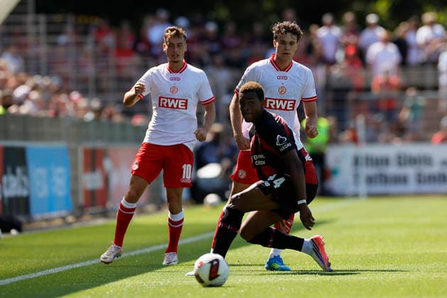 Fußball Testspiel Bayer 04 Leverkusen - Rot-Weiss Essen am 01.08.2026 im Ulrich-Haberland-Stadion in Ulrich-Haberland-Stadion Marvin Obuz ( Rot-Weiss Essen ), Max Geschwill ( Rot-Weiss Essen ), Jeanuel Belocian ( Bayer 04 Leverkusen )