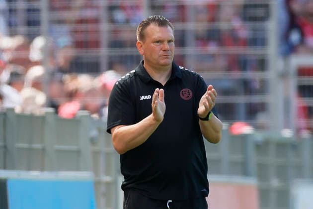 Fußball Testspiel Bayer 04 Leverkusen - Rot-Weiss Essen am 01.08.2026 im Ulrich-Haberland-Stadion in Ulrich-Haberland-Stadion Uwe Koschinat ( Chef-Trainer Rot-Weiss Essen )
