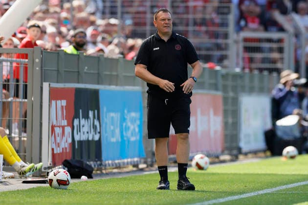 Fußball Testspiel Bayer 04 Leverkusen - Rot-Weiss Essen am 01.08.2026 im Ulrich-Haberland-Stadion in Ulrich-Haberland-Stadion Uwe Koschinat ( Chef-Trainer Rot-Weiss Essen )