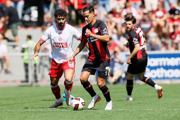 Fußball Testspiel Bayer 04 Leverkusen - Rot-Weiss Essen am 01.08.2026 im Ulrich-Haberland-Stadion in Ulrich-Haberland-Stadion Ekin Celebi ( Rot-Weiss Essen ), Lucas Vazquez ( Bayer 04 Leverkusen )