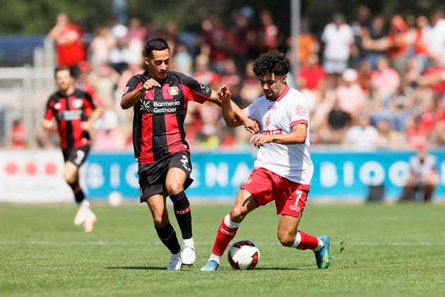 Fußball Testspiel Bayer 04 Leverkusen - Rot-Weiss Essen am 01.08.2026 im Ulrich-Haberland-Stadion in Ulrich-Haberland-Stadion Lucas Vazquez ( Bayer 04 Leverkusen ), Aiman Dardari ( Rot-Weiss Essen )