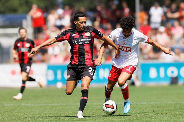 Fußball Testspiel Bayer 04 Leverkusen - Rot-Weiss Essen am 01.08.2026 im Ulrich-Haberland-Stadion in Ulrich-Haberland-Stadion Lucas Vazquez ( Bayer 04 Leverkusen ), Aiman Dardari ( Rot-Weiss Essen )