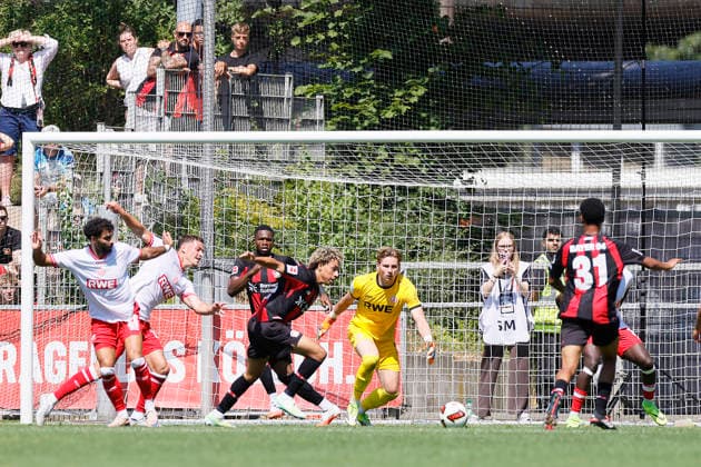Fußball Testspiel Bayer 04 Leverkusen - Rot-Weiss Essen am 01.08.2026 im Ulrich-Haberland-Stadion in Ulrich-Haberland-Stadion Ekin Celebi ( Rot-Weiss Essen ), Felix Wienand ( Rot-Weiss Essen )