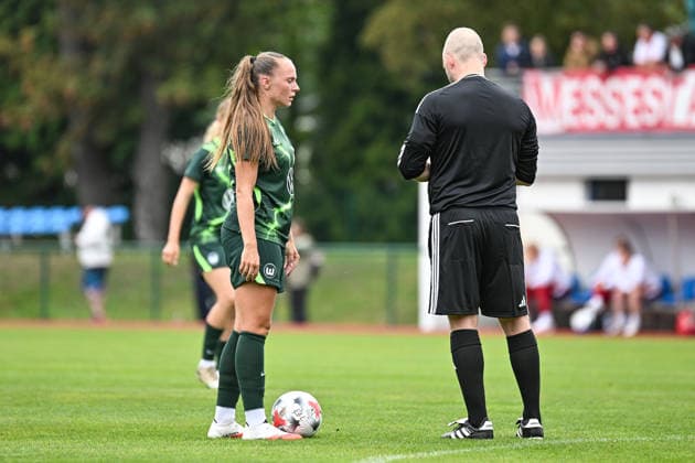 Fußball I Frauen I Saison 2026-2027 I Freundschaftsspiel I RB Leipzig - VfL Wolfsburg I 01.08.2026 Lou Bogaert (23, VfL Wolfsburg) hat sich den Ball für den Freistoß zurecht gelegt Markranstädt Rasenplatz, Stadion am Bad Großfeld, Am Stadtbad 30 Sachsen Deutschland Copyright: xLobeca InesxHähnelx