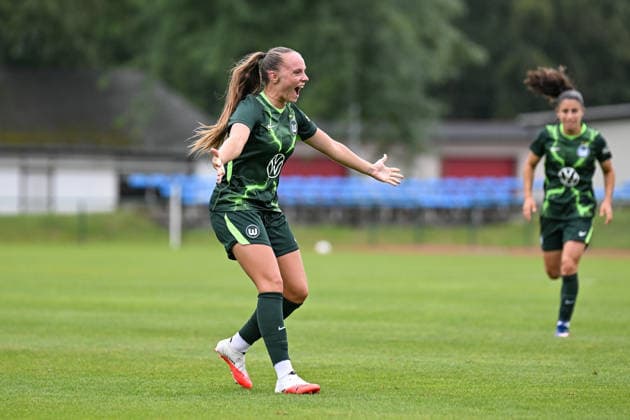 Fußball I Frauen I Saison 2026-2027 I Freundschaftsspiel I RB Leipzig - VfL Wolfsburg I 01.08.2026 Torjubel Lou Bogaert (23, VfL Wolfsburg) nach dem Tor zum 3:0 Freisteller, Nahaufnahme, Porträt, Portrait, Einzelfoto, Einzelbild, Körper Markranstädt Rasenplatz, Stadion am Bad Großfeld, Am Stadtbad 30 Sachsen Deutschland Copyright: xLobeca InesxHähnelx