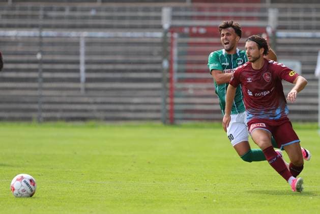 01.08.26, GER, Regionalliga Nord, Fussball, 1. Spieltag, Saison 2026 2027, Dietmar-Scholze-Stadion an der Lohmuehle, VfB Luebeck vs SC Weiche Flensburg Dardan Karimani (VfB Luebeck 10) im Zweikampf gegen Alexander Laukart (SC Weiche Flensburg 08 07) Foto nordphoto GmbH Tauchnitz Luebeck Dietmar-Scholze-Stadion an der Lohmuehle SH Germany Copyright: xnordphotoxGmbHx xTauchnitzx