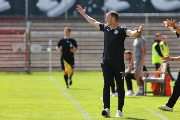 01.08.26, GER, Regionalliga Nord, Fussball, 1. Spieltag, Saison 2026 2027, Dietmar-Scholze-Stadion an der Lohmuehle, VfB Luebeck vs SC Weiche Flensburg Coachingzone Seitenlinie Trainerbereich Technische Zone. Trainer Kevin Rodewald (VfB Luebeck) tobt Foto nordphoto GmbH Tauchnitz Luebeck Dietmar-Scholze-Stadion an der Lohmuehle SH Germany Copyright: xnordphotoxGmbHx xTauchnitzx