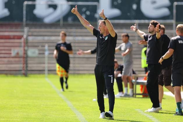 01.08.26, GER, Regionalliga Nord, Fussball, 1. Spieltag, Saison 2026 2027, Dietmar-Scholze-Stadion an der Lohmuehle, VfB Luebeck vs SC Weiche Flensburg Coachingzone Seitenlinie Trainerbereich Technische Zone. Trainer Kevin Rodewald (VfB Luebeck) Daumen hoch Foto nordphoto GmbH Tauchnitz Luebeck Dietmar-Scholze-Stadion an der Lohmuehle SH Germany Copyright: xnordphotoxGmbHx xTauchnitzx