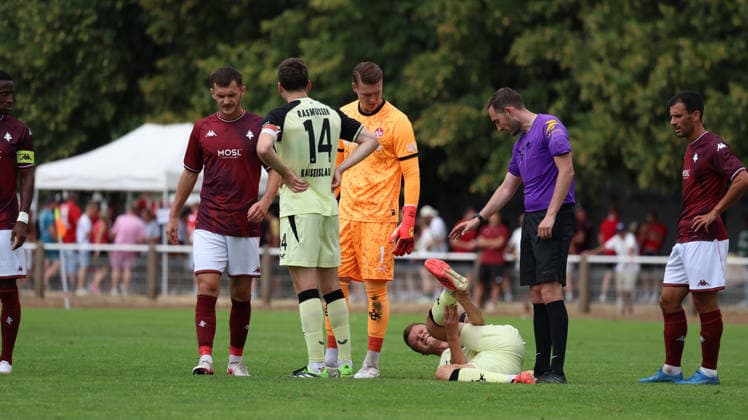 01.08.2026, xrekx, Fussball Testspiel, FC Metz - 1.FC Kaiserslautern v.l. Fabian Kunze (1.FC Kaiserslautern) verletzt, Verletzung, Schmerz, Schmerzen, injured, injury, pain, pains (DFL DFB REGULATIONS PROHIBIT ANY USE OF PHOTOGRAPHS as IMAGE SEQUENCES and or QUASI-VIDEO) Metz