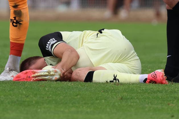 01.08.2026, xrekx, Fussball Testspiel, FC Metz - 1.FC Kaiserslautern v.l. Fabian Kunze (1.FC Kaiserslautern) verletzt, Verletzung, Schmerz, Schmerzen, injured, injury, pain, pains (DFL DFB REGULATIONS PROHIBIT ANY USE OF PHOTOGRAPHS as IMAGE SEQUENCES and or QUASI-VIDEO) Metz
