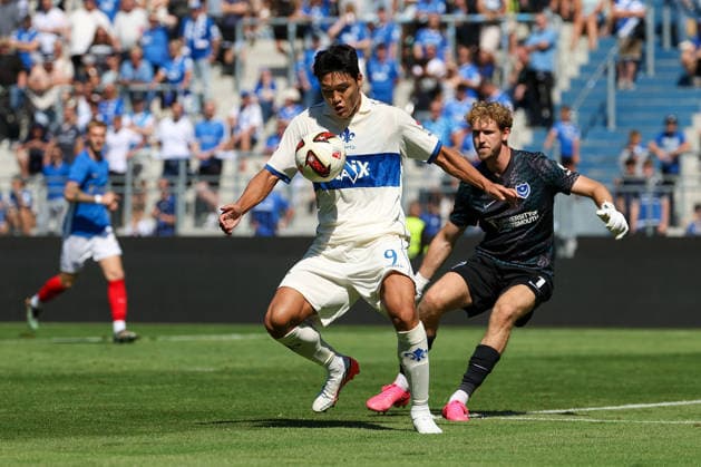 2026.08.01 Darmstadt, Testpiel SV Darmstadt 98 - FC Portsmouth v.l. Hojae Lee (SV Darmstadt 98), in action, with the ball, Nicolas Schmid (Portsmouth) Copyright: HMBxMedia JoaquimxFerreira