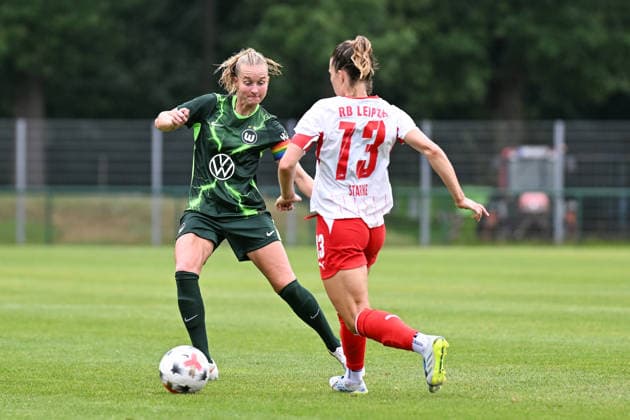 Fußball I Frauen I Saison 2026-2027 I Freundschaftsspiel I RB Leipzig - VfL Wolfsburg I 01.08.2026 Zweikampf Janina Minge (6, VfL Wolfsburg) stellt sich Sandra Starke (13, Rasenballsport Leipzig) in den Weg Markranstädt Rasenplatz, Stadion am Bad Großfeld, Am Stadtbad 30 Sachsen Deutschland Copyright: xLobeca InesxHähnelx