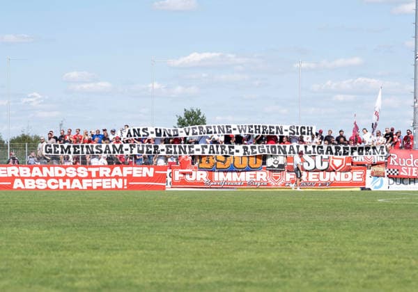 Fußball Regionalliga Staffel West 1. Spieltag SV Westfalia Rhynern - Sportfreunde Siegen am 01.08.2026 im Kümpel + Hellmeister Arena im Westfalia Sportpark in Hamm-Rhynern Spruchband der Fans von Sportfreunde Siegen bzgl. Regionalligareform