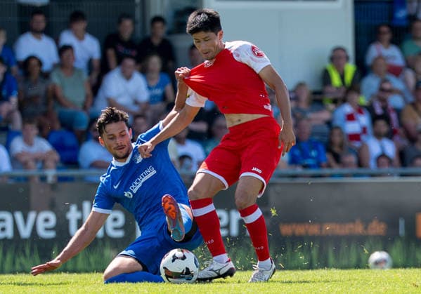 Fußball Regionalliga Staffel West 1. Spieltag SV Westfalia Rhynern - Sportfreunde Siegen am 01.08.2026 im Kümpel + Hellmeister Arena im Westfalia Sportpark in Hamm-Rhynern Melih Sayin ( Rhynern ), links - Rikuhei Nabesaka ( Siegen ), rechts
