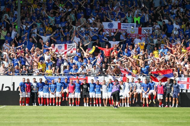 2026.08.01 Darmstadt, Testpiel SV Darmstadt 98 - FC Portsmouth v.l. Team FC Portsmouth applauds the fans, FC Portsmouth Fans Copyright: HMBxMedia JoaquimxFerreira