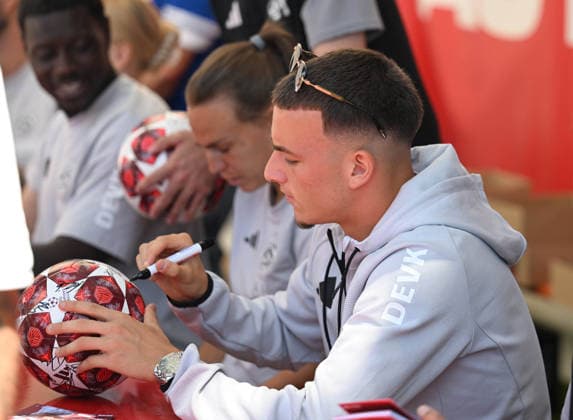 01.08.2026, xophax, Fussball 1.Bundesliga, 1.FC Koeln Saisoneröffnung beim 1.FC Köln am Rhein Energie Stadion. Schlange stehen für ein Autogramm von Said El Mala. Said El Mala Köln