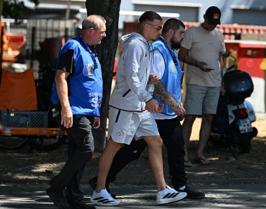 01.08.2026, xophax, Fussball 1.Bundesliga, 1.FC Koeln Saisoneröffnung beim 1.FC Köln am Rhein Energie Stadion. Schlange stehen für ein Autogramm von Said El Mala. Said El Mala muss von Security und Wachdienst über das Gelände geführt werden. Köln