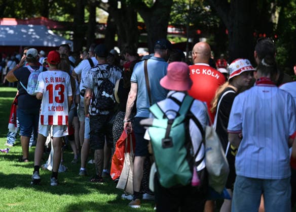 01.08.2026, xophax, Fussball 1.Bundesliga, 1.FC Koeln Saisoneröffnung beim 1.FC Köln am Rhein Energie Stadion. Schlange stehen für ein Autogramm von Said El Mala. Köln