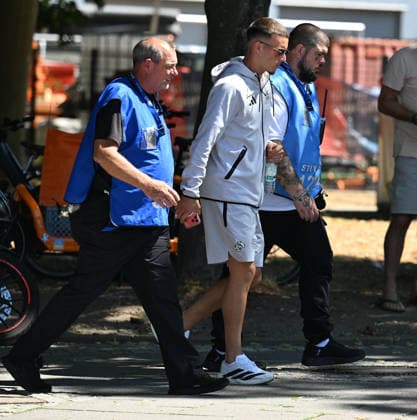 01.08.2026, xophax, Fussball 1.Bundesliga, 1.FC Koeln Saisoneröffnung beim 1.FC Köln am Rhein Energie Stadion. Schlange stehen für ein Autogramm von Said El Mala. Said El Mala muss von Security und Wachdienst über das Gelände geführt werden. Köln