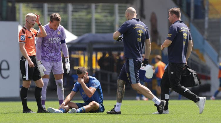 Verletzung Andi Hoti (Eintracht Braunschweig) Fussball, Herren, Saison 2026 2027 2.BL, Eintracht Stadion, Eintracht Braunschweig gegen RAAL La Louviere, Saisonvorbereitung, Testspiel, 0-0 DFL REGULATIONS PROHIBIT ANY USE OF PHOTOGRAPHS AS IMAGE SEQUENCES AND OR QUASI-VIDEO.