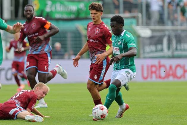 01.08.26, GER, Regionalliga Nord, Fussball, 1. Spieltag, Saison 2026 2027, Dietmar-Scholze-Stadion an der Lohmuehle, VfB Luebeck vs SC Weiche Flensburg Emmanuel Appiah (VfB Luebeck 18) im Zweikampf gegen Theo Behrmann (SC Weiche Flensburg 08 28) am Boden Torben Marten (SC Weiche Flensburg 08 03) Foto nordphoto GmbH Tauchnitz Luebeck Dietmar-Scholze-Stadion an der Lohmuehle SH Germany Copyright: xnordphotoxGmbHx xTauchnitzx
