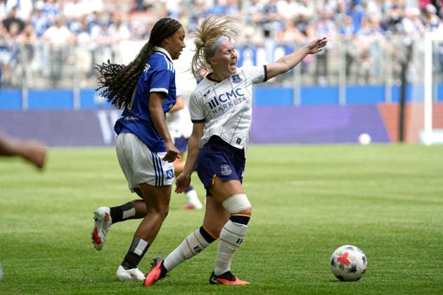 Foto : Jutta Rantala ( Everton ) kommt zu Fall gegen Melina KRÜGER (HSV , links) HSV Saisoneröffnung am Sa. 01.08.2026 Fussball Testspiel der Damen Hamburger SV - FC Everton