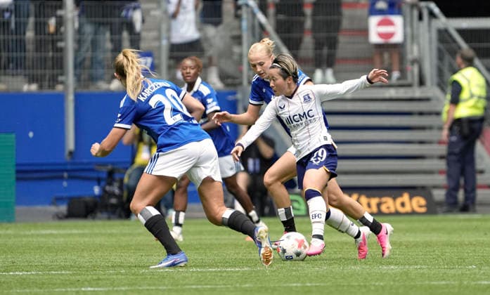 Foto : Yuka Momiki ( Everton ) gegen Pauline Bartz (HSV) und links ... Nikola KARCZEWSKA (HSV) HSV Saisoneröffnung am Sa. 01.08.2026 Fussball Testspiel der Damen Hamburger SV - FC Everton