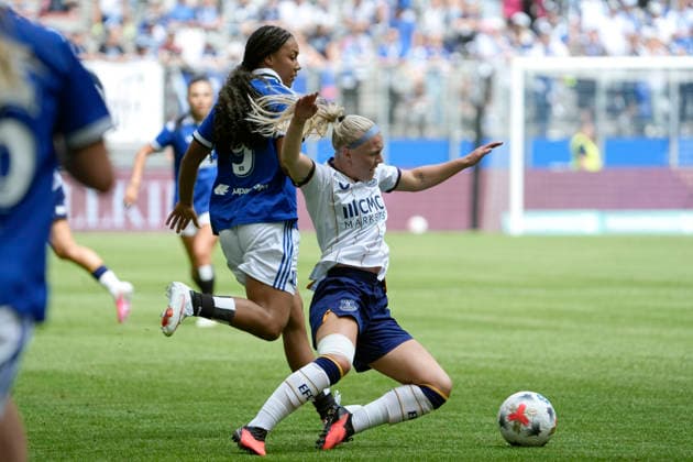 Foto : Jutta Rantala ( Everton ) kommt zu Fall gegen Melina KRÜGER (HSV , links) HSV Saisoneröffnung am Sa. 01.08.2026 Fussball Testspiel der Damen Hamburger SV - FC Everton