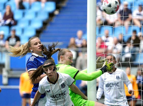 Foto : Jonna WREDE (HSV) gegen Clare Wheeler ( Everton ) und Torhüterin Courtney Brosnan HSV Saisoneröffnung am Sa. 01.08.2026 Fussball Testspiel der Damen Hamburger SV - FC Everton