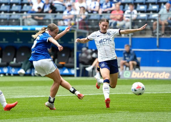 Foto : Jonna WREDE (HSV) beim Torschuss gegen Hannah Blundell ( rechts , Everton ) HSV Saisoneröffnung am Sa. 01.08.2026 Fussball Testspiel der Damen Hamburger SV - FC Everton
