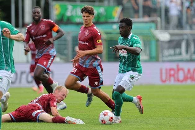 01.08.26, GER, Regionalliga Nord, Fussball, 1. Spieltag, Saison 2026 2027, Dietmar-Scholze-Stadion an der Lohmuehle, VfB Luebeck vs SC Weiche Flensburg Emmanuel Appiah (VfB Luebeck 18) im Laufduell mit Theo Behrmann (SC Weiche Flensburg 08 28) am Boden Torben Marten (SC Weiche Flensburg 08 03) Foto nordphoto GmbH Tauchnitz Luebeck Dietmar-Scholze-Stadion an der Lohmuehle SH Germany Copyright: xnordphotoxGmbHx xTauchnitzx