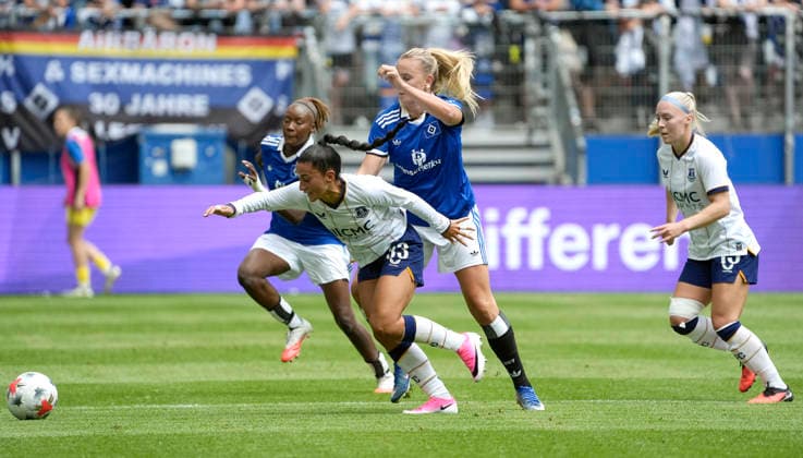 Foto : Maz Pacheco ( Everton ) gegen Nikola KARCZEWSKA (HSV) und hinten Magou DOUCOURE (HSV) HSV Saisoneröffnung am Sa. 01.08.2026 Fussball Testspiel der Damen Hamburger SV - FC Everton