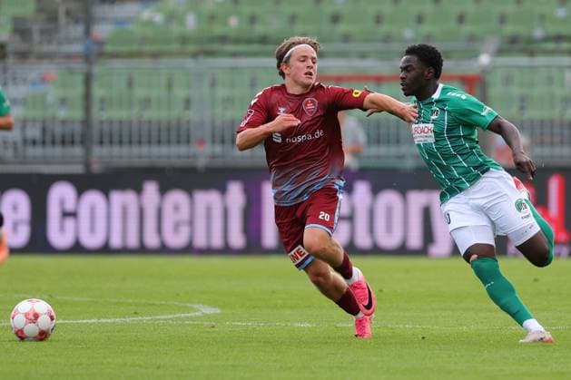 01.08.26, GER, Regionalliga Nord, Fussball, 1. Spieltag, Saison 2026 2027, Dietmar-Scholze-Stadion an der Lohmuehle, VfB Luebeck vs SC Weiche Flensburg Samuel Hust (SC Weiche Flensburg 08 20) im Laufduell mit Emmanuel Appiah (VfB Luebeck 18) Foto nordphoto GmbH Tauchnitz Luebeck Dietmar-Scholze-Stadion an der Lohmuehle SH Germany Copyright: xnordphotoxGmbHx xTauchnitzx