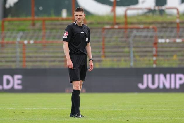 01.08.26, GER, Regionalliga Nord, Fussball, 1. Spieltag, Saison 2026 2027, Dietmar-Scholze-Stadion an der Lohmuehle, VfB Luebeck vs SC Weiche Flensburg Einzelaktion Aktion Ganze Figur Einzeln Freisteller Schiedsrichter Kevin Behrens Foto nordphoto GmbH Tauchnitz Luebeck Dietmar-Scholze-Stadion an der Lohmuehle SH Germany Copyright: xnordphotoxGmbHx xTauchnitzx