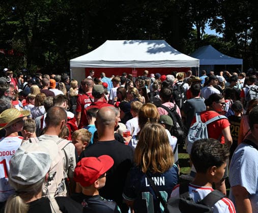 01.08.2026, xophax, Fussball 1.Bundesliga, 1.FC Koeln Saisoneröffnung beim 1.FC Köln am Rhein Energie Stadion. Hype um Said El Mala ( 1.FC Köln ) .Schlange stehen für ein Autogramm und Foto. Köln