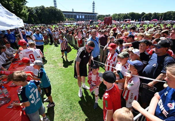 01.08.2026, xophax, Fussball 1.Bundesliga, 1.FC Koeln Saisoneröffnung beim 1.FC Köln am Rhein Energie Stadion. Hype um Said El Mala ( 1.FC Köln ) .Schlange stehen für ein Autogramm und Foto. Köln